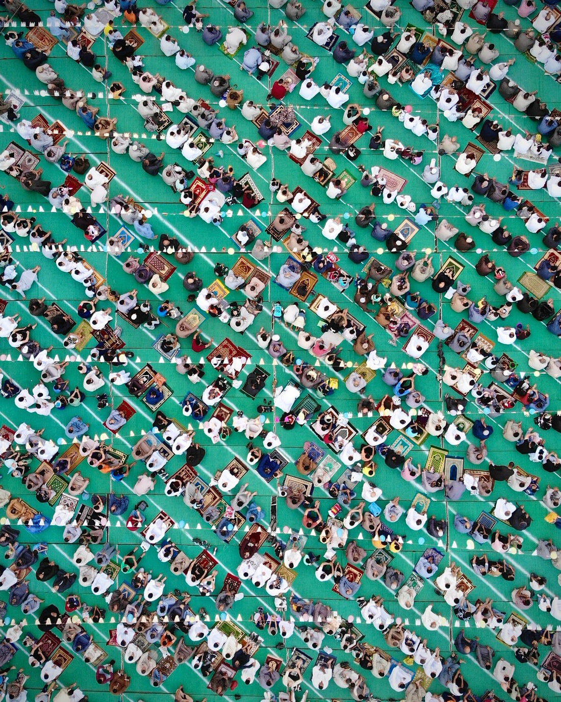 Fieles orientados hacia la qibla en la oración