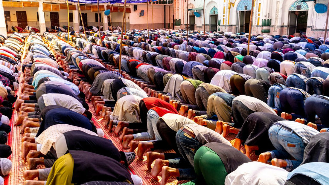 Manos en posición de súplica, ilustrando la oración fúnebre islámica o salat al-yanaza